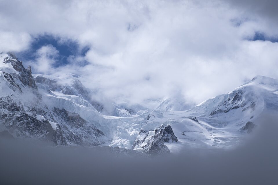 Massif du Mont-Blanc dans les nuages